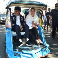 Karena edisi terbatas, jaket tersebut hanya diproduksi sebanyak 45 buah dan langsung ludes terjual dalam waktu dua minggu. Diungkapkan Decky, putra sulung Jokowi, Gibran Rakabuming Raka, menjadi orang pertama yang memesan produk tersebut. Yang pesan awalnya Mas Gibran dengan nomor urut code jacket 01/45, kata Decky. Foto: Instagram/@jokowi