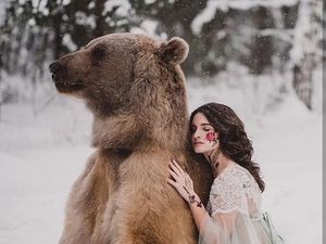 Karya Fotografer Satukan Hewan Liar dengan Model Cantik