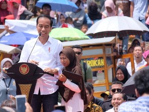 Bertemu Jokowi, Bocah Putri Melinda Menangis dan Minta Sepeda