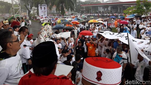 Hujan-hujanan, Ma'ruf Amin Buka Acara Jalan Sehat di BSD