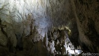 Ruangan besar dan tinggi di dalam gua, serta penuh dengan stalagtit dan stalagmit. Sungguh menakjubkan (Fitraya Ramadhanny/detikTravel)