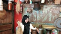 Berfoto dengan padi, dan peralatan pertanian lainnya. Mantan istri siri Vicky Prasetyo ini tampil manis dan kasual. Foto: Instagram @viviparis_traveler