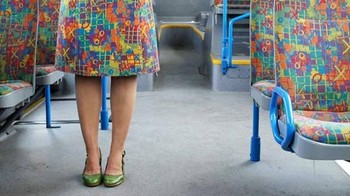 Waduh, ini bajunya sisaan kain jok bus atau kebalikannya? Foto: via Brainberries