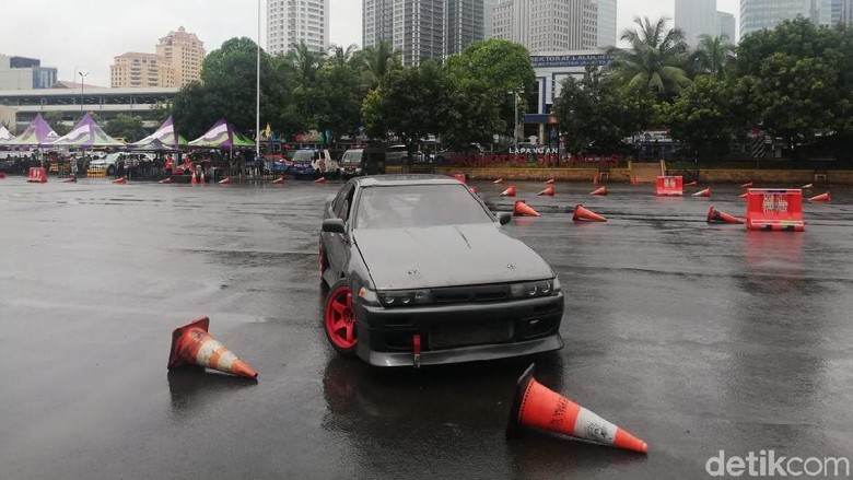 Latihan drifting di Polda Metro Jaya (Foto: Rizki Pratama) Latihan drifting di Polda Metro Jaya (Foto: Rizki Pratama)