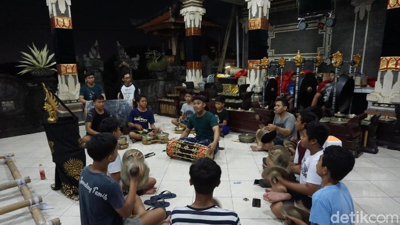 Latihan gamelan di Banjar Jematang, Denpasar (Aditya Mardiastuti/detikTravel) Latihan gamelan di Banjar Jematang, Denpasar (Aditya Mardiastuti/detikTravel)