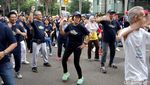 Asyiknya Sri Mulyani Goyang Zumba Meski Gerimis Mengguyur