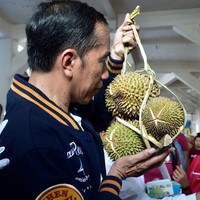 Secara konsep, saya mengambil gaya vintage baseball dengan bahan wol tebal dan full optional bordir, terang Decky Sastra, pendiri Rawtype Riot, tentang jaket tersebut kepada Wolipop, Minggu (3/3/2019). Dirilis pada akhir 2018, jaket dari koleksi edisi terbatas itu djiual seharga Rp 1,3 juta. Foto: Instagram/@jokowi