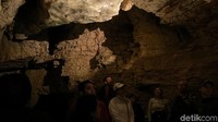 Semua trek sudah dirapihkan sehingga memudahkan wisatawan untuk berjalan. Lampu di dalam gua hanya dinyalakan ketika wisatawan datang. (Fitraya Ramadhanny/detikTravel)