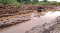 Adapun lokasi jalan rusak dan berlumpur tempat Yulianti berfoto itu berada di Desa teluk Betung, Banyuasin. (Dok Yulianti)