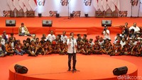 Sebelum menghadiri deklarasi dukungan relawan Pemuda Pancasila, Jokowi menghadiri silaturahmi Blangkon Selendang Nusantara di Plaza Barat GBK Senayan.