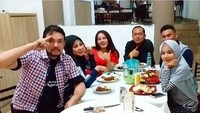 Bersama Sandy, Vivi berpose manis saat sedang makan bersama kerabat mereka. Tentunya dengan hidangan kremesan yang spesial.Foto: Instagram @viviparis_traveler