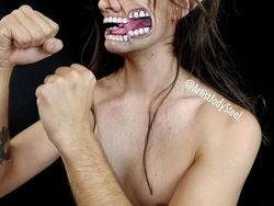 Ngeri Tapi Keren! Lukisan 3D di Tubuh Tampak Nyata