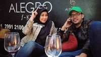 andy Tumiwa tertangkap karena dikabarkan menggunakan obat-obatan terlarang. Sebelumnya, Sandy dan Vivi sering bagikan momen manis kulineran mereka bersama.Foto: Instagram @viviparis_traveler