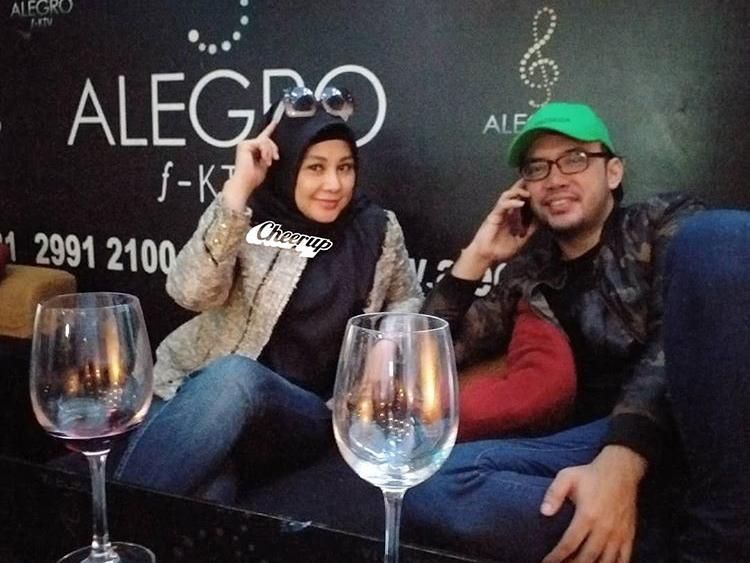 Momen Manis Kulineran Vivi Paris dan Sandy Tumiwa Sebelum Kena Kasus Narkoba