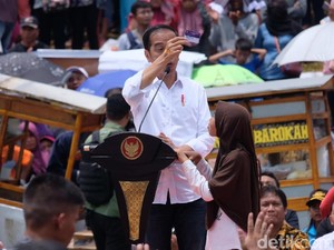 Jokowi Pamer 3 Kartu Sakti Baru di Depan Warga Bekasi