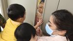 Momen Ani Yudhoyono Lepas Rindu ke Cucu Lewat Kaca Pintu