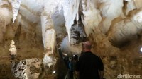 Semua ransel ditaruh di depan badan. Wisatawan tidak boleh menyentuh stalagmit dan stalagtit karena ini butuh jutaan tahun untuk tumbuh (Fitraya Ramadhanny/detikTravel)
