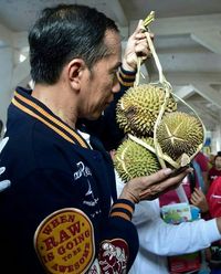 Blusukan Ke Dua Pasar, Jokowi dan Iriana Belanja Telur Hingga Durian