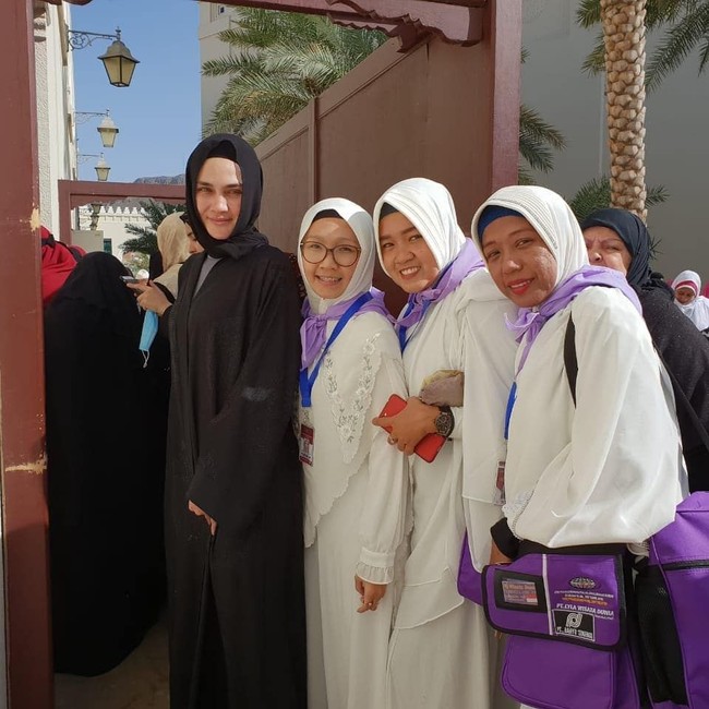 Mengikuti syariat agama, Luna Maya memakai hijab selama perjalanan umrah. Penampilannya cukup berbeda dengan gayanya sehari-hari. Foto: Instagram/@lunamaya.story