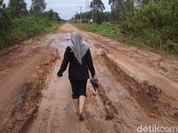 Lagi! Gadis di Sumsel Mandi Lumpur Protes Jalan Rusak
