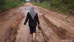 Pose Gadis Hijaber di Sumsel Mandi Lumpur Protes Jalan Rusak