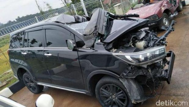 Begini Kondisi Mobil Bupati Demak yang Kecelakaan di Tol