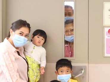 Haru! Suasana Ani Yudhoyono Obati Rindu ke Cucu Via Kaca Pintu