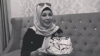 Rayakan ulang tahun sang suami yang ke-37. Vivi berikan ucapan manis dengan hadiah kue bernuansa cokelat putih, lengkap dengan lilin yang meriah.Foto: Instagram @viviparis_traveler