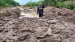 Pose Gadis Hijaber di Sumsel Mandi Lumpur Protes Jalan Rusak