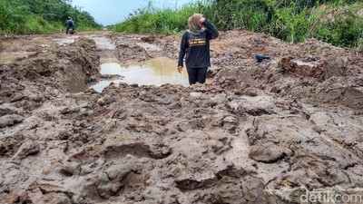Pose Gadis Hijaber di Sumsel Mandi Lumpur Protes Jalan Rusak