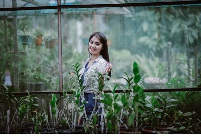 Besar dari keluarga dengan latar belakang petani, memotivasi Helvanda untuk mendalami ilmu di bidang pertanian. Ia ingin membuktikan bahwa anak petani pun dapat mewakili provinsinya untuk berada di ajang Puteri Indonesia. Foto: Instagram/@helvanda