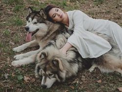 Karya Fotografer Satukan Hewan Liar dengan Model Cantik