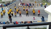 Biasanya warga ramai datang ke Bendungan Mila pada hari sabtu dan minggu sore. Berbagai aktivitas dilakukan warga seperti senam bersama, menikmati pemandangan sekeliling waduk yang memukau atau sekedar berswafoto di depan nama Bendungan Mila. Dok. Kementerian PUPR.
