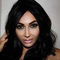 Satu lagi fans Kim Kardashian yang terobsesi menjadi dirinya, Claire Louise Leeson. Wanita 25 tahun ini menghabiskan Rp 423 juta untuk pembesaran payudara, memutihkan gigi hingga semprot cairan untuk menggelapkan kulitnya. Foto: Facebook