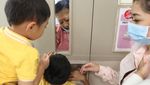 Momen Ani Yudhoyono Lepas Rindu ke Cucu Lewat Kaca Pintu