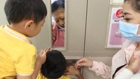 Ani Yudhoyono melepas rindu dengan Airlangga, Sakti, dan Gaia lewat kaca di pintu kamarnya. 