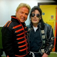 Mikki Jay melakukan operasi plastik agar mirip idolanya, Michael Jackson. Ia mengeluarkan biaya Rp 149 juta untuk pengikisan rahang, pemasangan implan di kedua pipi dan dua kali operasi hidung. Mikki pun menjadi wanita Inggris pertama yang menirukan Michael Jackson dan membuatnya diundang sebagai bintang tamu ke berbagai acara. Foto: Facebook Mikki Jay