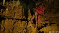 Di dalam gua ada manekin orang menuruni langit-langit gua. Ini menggambarkan bagaimana dulu ekspedisi Gua Ruakuri dilakukan (Fitraya Ramadhanny/detikTravel)