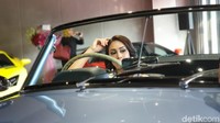 Kalau untuk selera mobil sih, saya lebih suka ke klasik. Justru yang jadul-jadul kayak Mercy itu malah saya suka banget, kata Rani yang langsung nemplok di jok mobil klasik Mercedes-Benz 190 SL, saat ditemui detikOto di TDA Luxury Toys, beberapa waktu lalu.