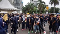 Sri Mulyani terlihat seru saat swafoto bersama.