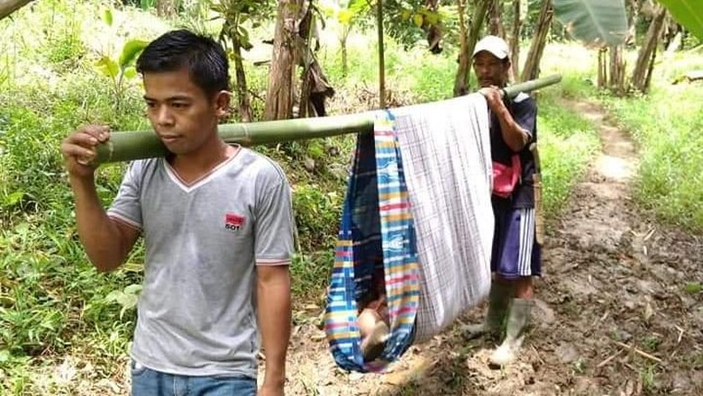 Bu Bupati, Wargamu Jalan Kaki Tandu Orang Sakit Pakai Sarung ke Puskesmas Bu Bupati, Wargamu Jalan Kaki Tandu Orang Sakit Pakai Sarung ke Puskesmas