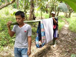 Warga Jalan Kaki Tandu Orang Sakit Pakai Sarung, Ini Kata Bu Bupati