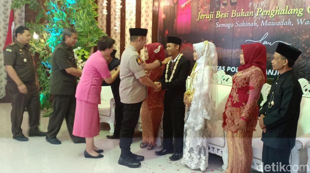 Kedua mempelai diberi ucapan selamat