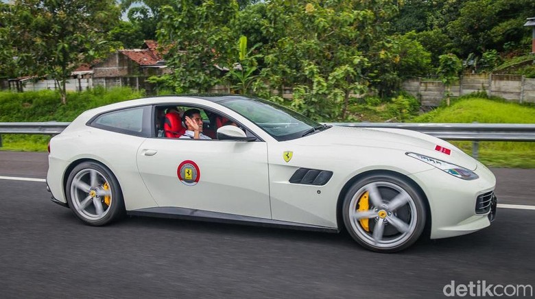 Indraguna Sutowo mengendarai Ferrari GTC4Lusso T dalam FOCI Trans Java Tour 2019 (Foto: Ferrari Jakarta)