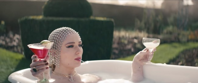 Video klip mereka diambil di Hatfield House, Inggris, rumah masa kecil Ratu Elizabeth I. Sesuai latar yang megah, gaya J Sisters pun tak kalah mewah. Foto: Dok. YouTube/The Jonas Brother