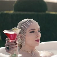 Video klip mereka diambil di Hatfield House, Inggris, rumah masa kecil Ratu Elizabeth I. Sesuai latar yang megah, gaya J Sisters pun tak kalah mewah. Foto: Dok. YouTube/The Jonas Brother