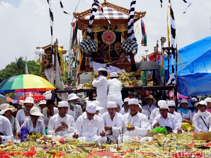 Upacara Melasti jelang Hari Raya Nyepi di Bali. (Foto: Aditya Mardiastuti) Upacara Melasti jelang Hari Raya Nyepi di Bali. (Foto: Aditya Mardiastuti)