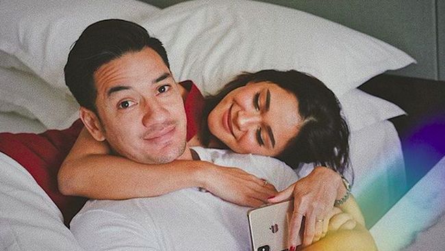 Sweet! Istri Sakit, Andrew White Rela Turun ke Dapur buat 