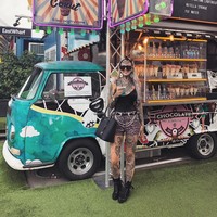 Wanita asal Australia itu telah juga telah mentato lebih dari 100 kali. Kini 90% bagian tubuhnya telah penuh dengan tato. Namun, ia berencana menutup semua bagian tubuhnya dengan tato.  Foto: dok. Instagram (@amber__luke)