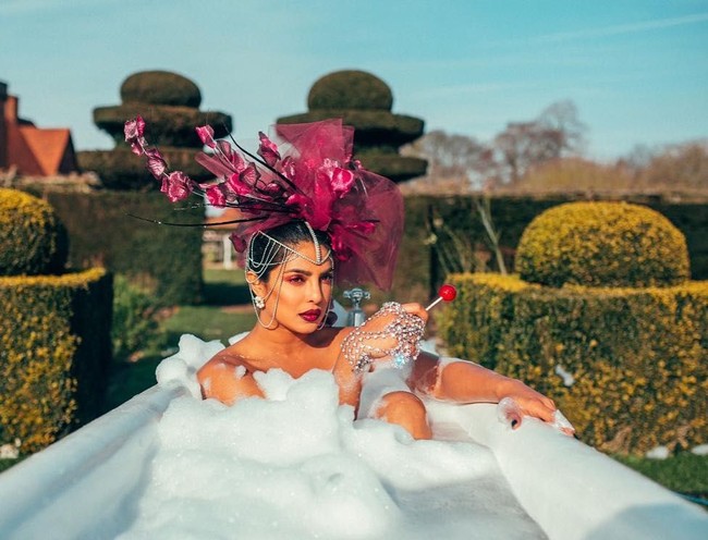 Priyanka juga memakai headpiece mewah dalam satu adegan di video klip. Ia pun terlihat memakai cape berbulu dari Elie Saab. Foto: Dok. YouTube/The Jonas Brother